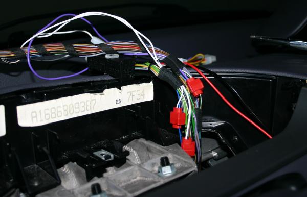 Drei Stromdiebe schleifen die Signale der Funkfernbedienung in die Verkabelung des Kombiinstruments ein