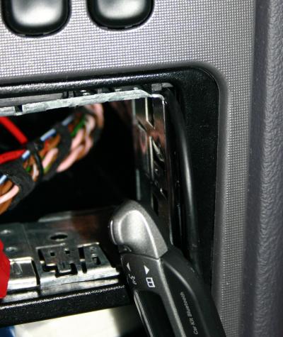 Das Displaykabel wird an der rechten Seite eingeführt